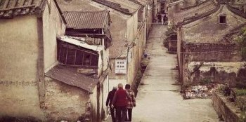 好心人捡一个孩子回来养，没想到这个孩子竟让两个家庭家破人亡