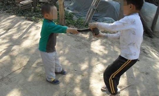 好心人捡一个孩子回来养，没想到这个孩子竟让两个家庭家破人亡