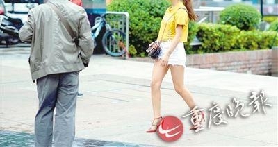 重庆：穿短裤和穿冬装的擦肩而过 相互瞄了一眼…