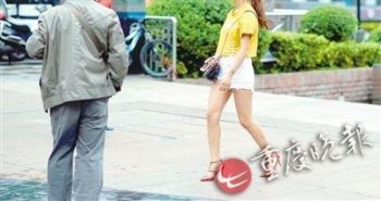 重庆：穿短裤和穿冬装的擦肩而过 相互瞄了一眼…