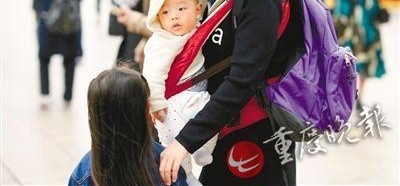 重庆：穿短裤和穿冬装的擦肩而过 相互瞄了一眼…