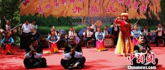 新疆吐鲁番第四届桑葚节见闻 “桑葚大战”吸睛