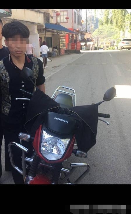 栽了！偷来二轮摩托 载5人去看杜鹃花 撞到交警枪口上