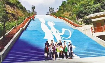 云阳龙缸阶梯彩绘引游人