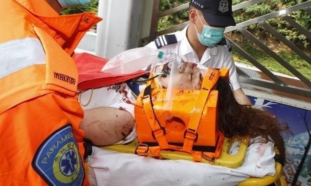 女子被撞上车头 司机没停车一路飞奔