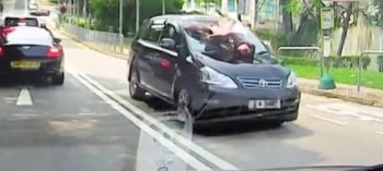 女子被撞上车头 司机没停车一路飞奔