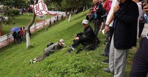 暖心！六旬老爹看龙舟赛意外滚下斜坡，民警肉身垫起等来救援