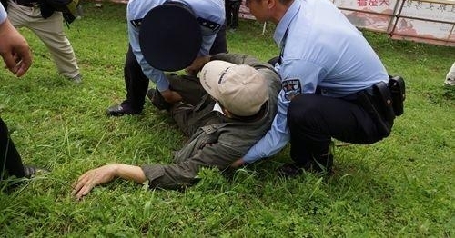 暖心！六旬老爹看龙舟赛意外滚下斜坡，民警肉身垫起等来救援