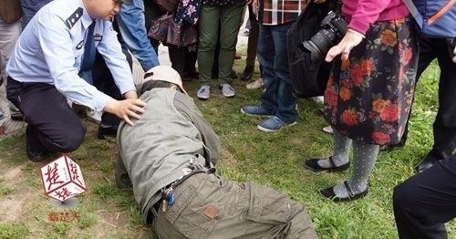 暖心！六旬老爹看龙舟赛意外滚下斜坡，民警肉身垫起等来救援