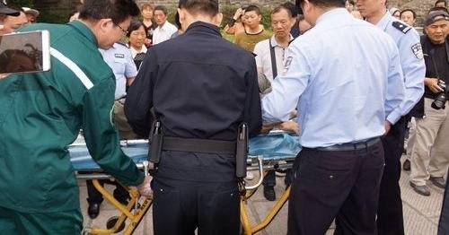 暖心！六旬老爹看龙舟赛意外滚下斜坡，民警肉身垫起等来救援