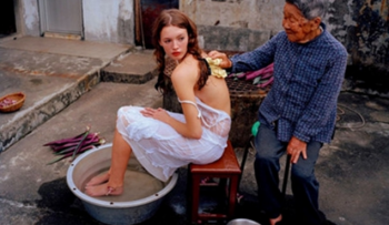 外国美女在中国农村的生活画面