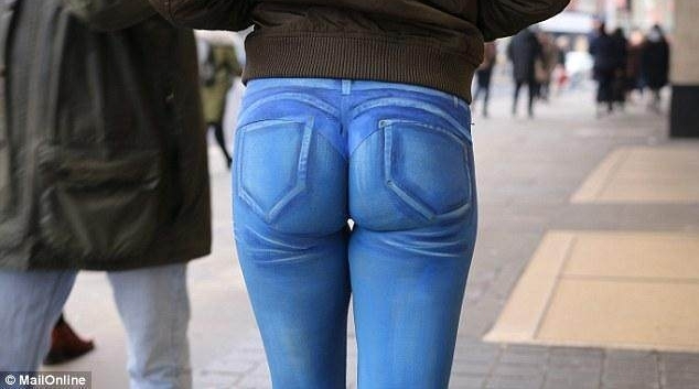 女子裸身“穿”彩绘牛仔裤逛街，竟无人识破这