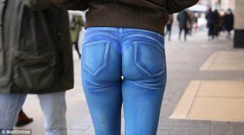 女子裸身“穿”彩绘牛仔裤逛街，竟无人识破这