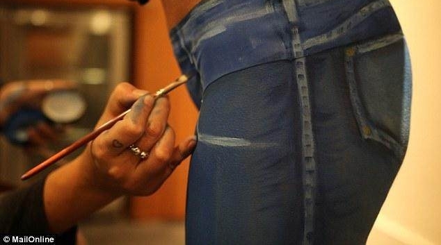 女子裸身“穿”彩绘牛仔裤逛街，竟无人识破这