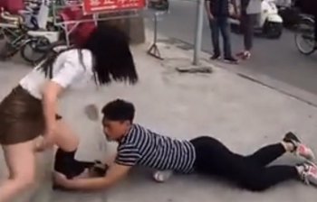 情侣闹分手男子不愿意，下一秒男子做出的事让女友很尴尬