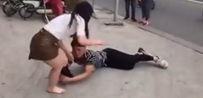 情侣闹分手男子不愿意，下一秒男子做出的事让女友很尴尬