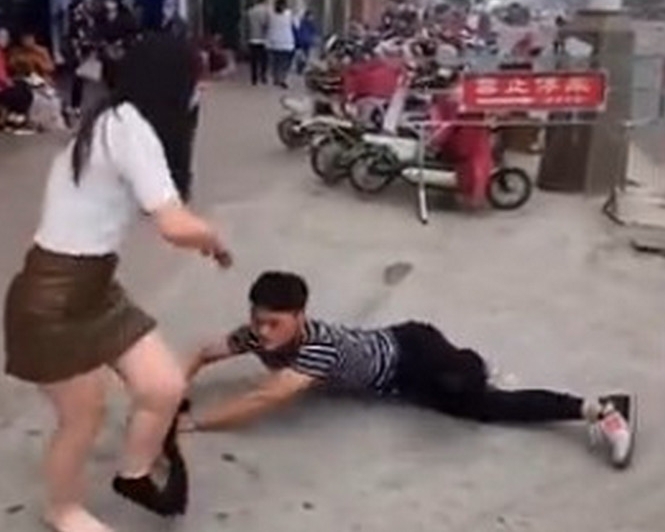 情侣闹分手男子不愿意，下一秒男子做出的事让女友很尴尬