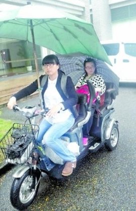 妈妈辞职为脑瘫致残女儿陪读七年 女儿考上大学