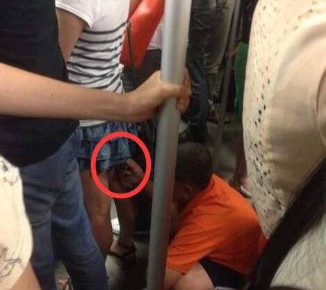 要警惕咸猪手！无耻男子地铁胆大包天掀女孩裙底！网友：判他死刑