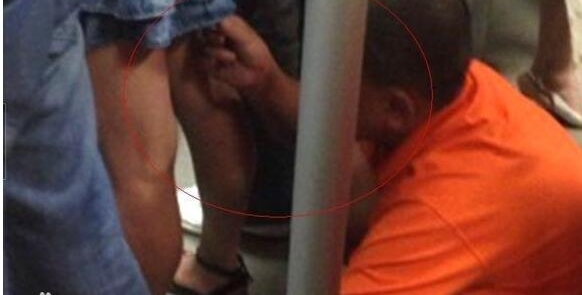 要警惕咸猪手！无耻男子地铁胆大包天掀女孩裙底！网友：判他死刑