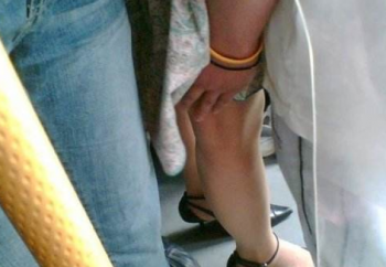 男子多次尾随女性伸咸猪手 称离异缺乏女性关爱