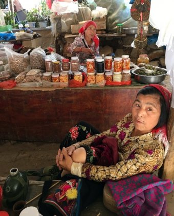 云南大山深处原汁原味的小集市 摆满了特色物品和小果子