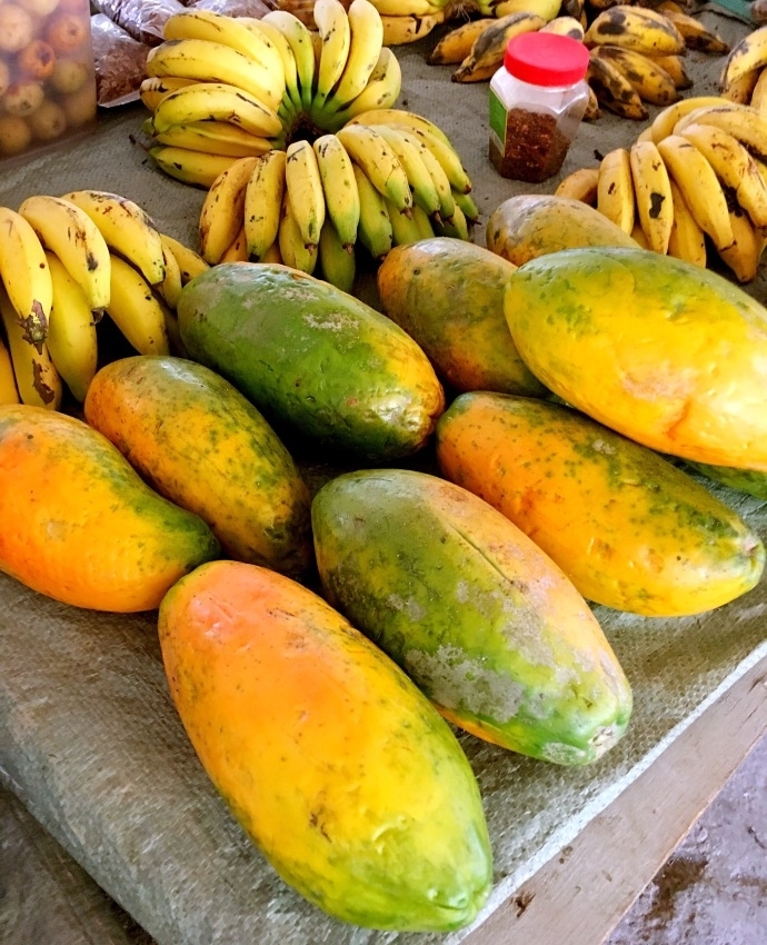 云南大山深处原汁原味的小集市 摆满了特色物品和小果子