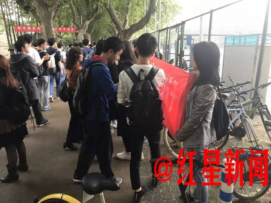 拉横幅挺同性恋儿女的母亲：曾想找小姐把儿子掰直