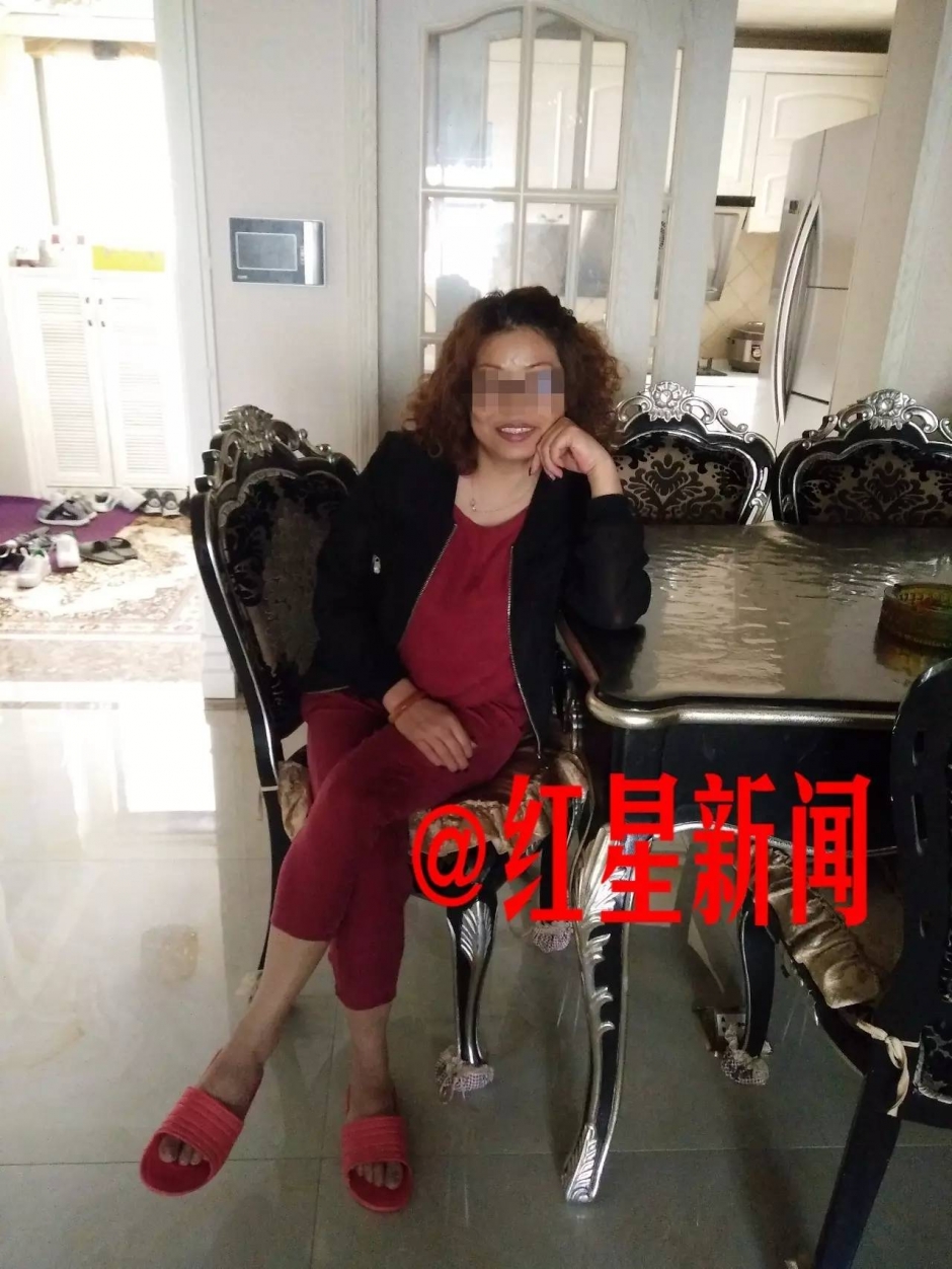拉横幅挺同性恋儿女的母亲：曾想找小姐把儿子掰直