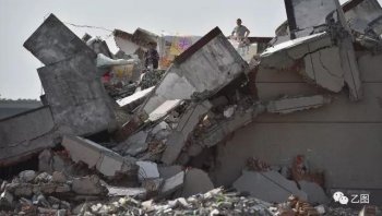 老人守在楼顶2年 下来一趟房子没了