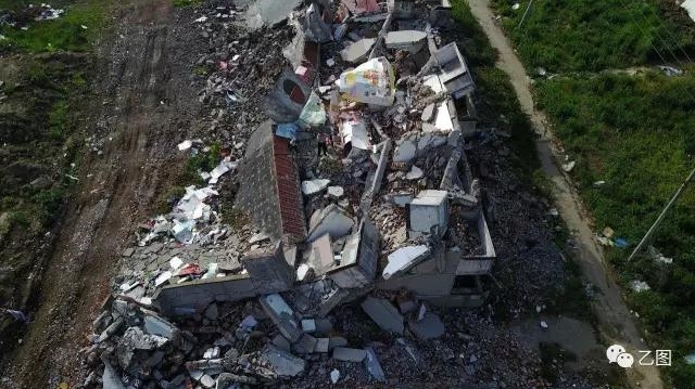 老人守在楼顶2年 下来一趟房子没了