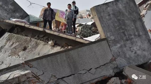 老人守在楼顶2年 下来一趟房子没了