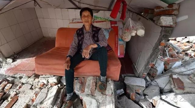 老人守在楼顶2年 下来一趟房子没了