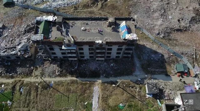 老人守在楼顶2年 下来一趟房子没了