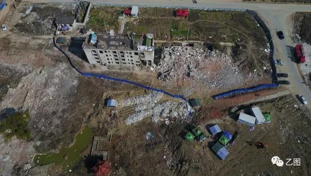 老人守在楼顶2年 下来一趟房子没了