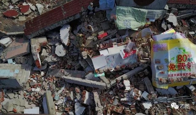 老人守在楼顶2年 下来一趟房子没了