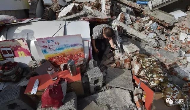 老人守在楼顶2年 下来一趟房子没了