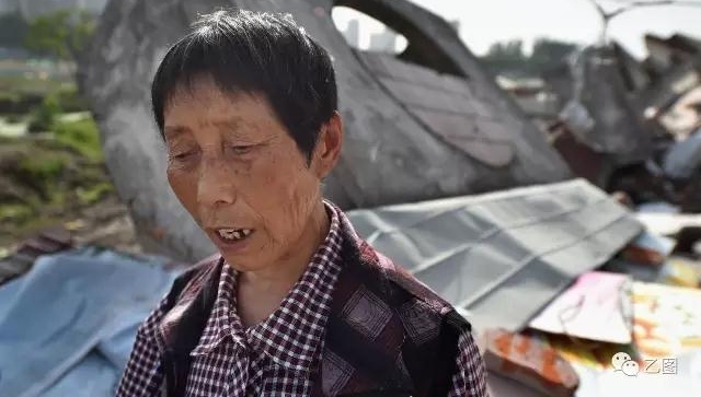 老人守在楼顶2年 下来一趟房子没了