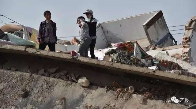 老人守在楼顶2年 下来一趟房子没了