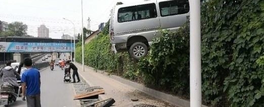 面包车上演飞天悬空两米 这画面网友看晕