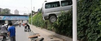 面包车上演飞天悬空两米 这画面网友看晕