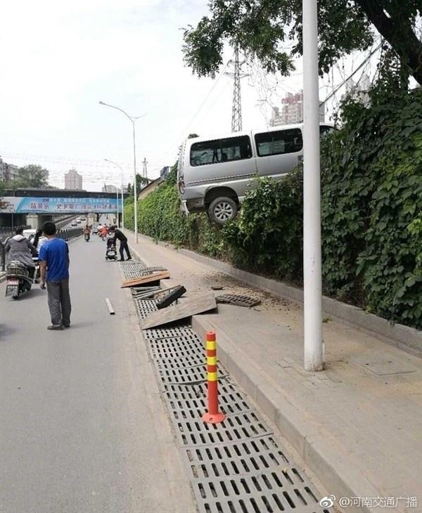 面包车上演飞天悬空两米 这画面网友看晕