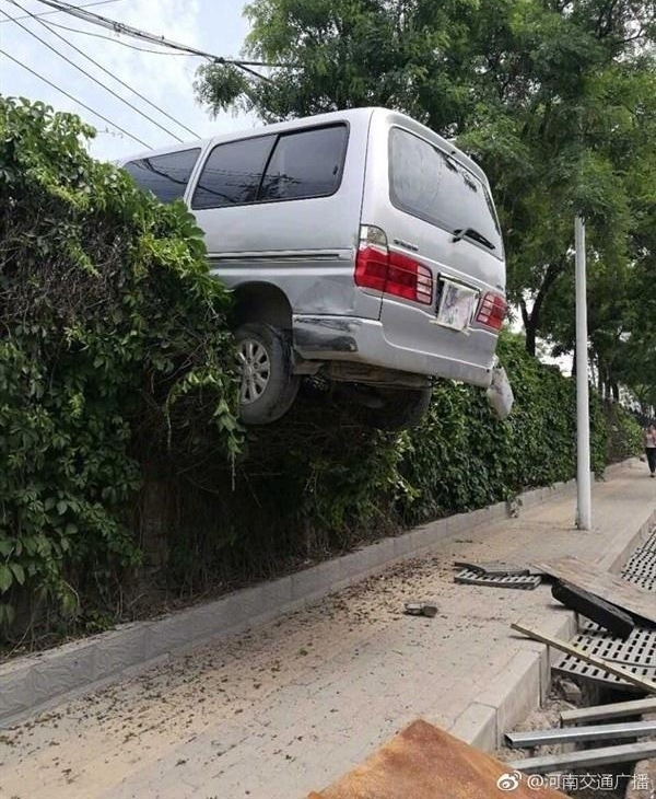 面包车上演飞天悬空两米 这画面网友看晕