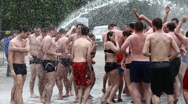 镜头下：波兰男女大学生洗“群澡”，欲打破吉尼斯纪录