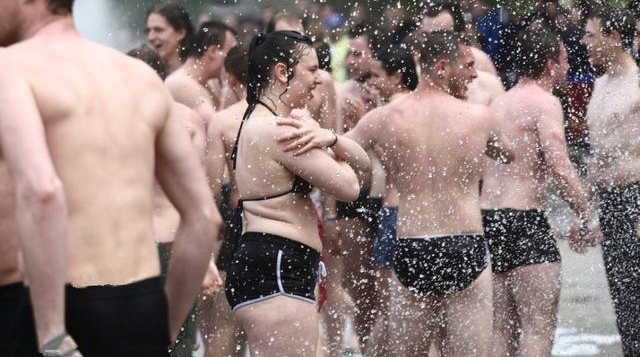 镜头下：波兰男女大学生洗“群澡”，欲打破吉尼斯纪录