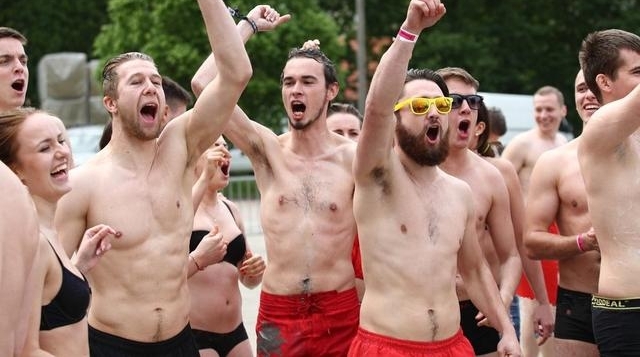 镜头下：波兰男女大学生洗“群澡”，欲打破吉尼斯纪录