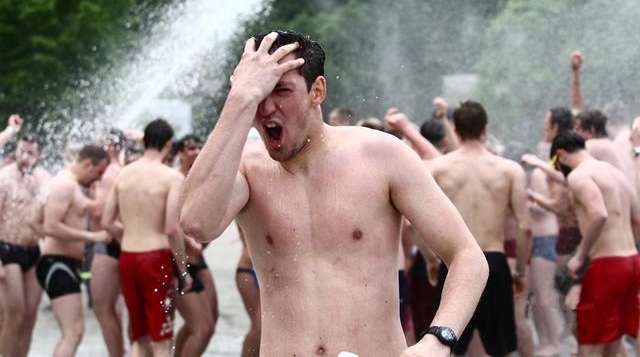 镜头下：波兰男女大学生洗“群澡”，欲打破吉尼斯纪录