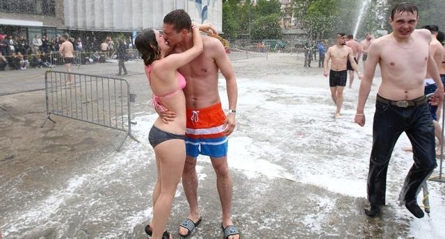 镜头下：波兰男女大学生洗“群澡”，欲打破吉尼斯纪录