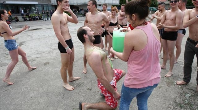 镜头下：波兰男女大学生洗“群澡”，欲打破吉尼斯纪录