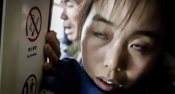 直击北京地铁女子被挤翻白眼，躲在提示板后面默默哭泣